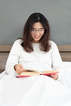 滿面笑容的女孩在看書