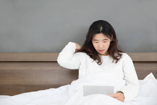 漂亮的東方女性在使用iPad