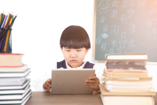 上網(wǎng)課的姑娘
