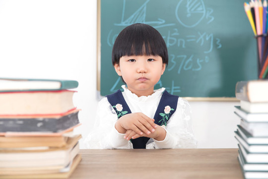 桌子前等待學(xué)習(xí)的中國(guó)小姑娘