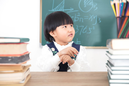 桌子前等待學(xué)習(xí)的中國(guó)小姑娘