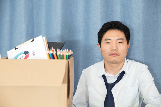 被裁員的員工在收拾個(gè)人物品
