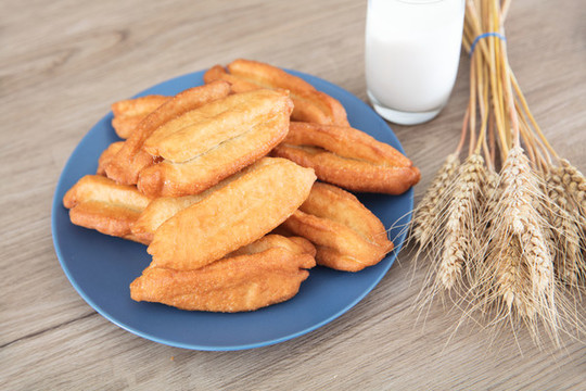 準(zhǔn)備好的油炸油條和溫牛奶