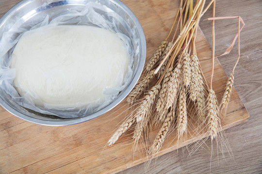 白面團(tuán)在盆里及一把成熟的麥穗