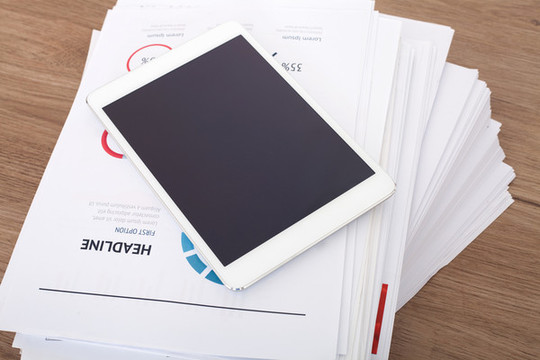 一摞文件資料上一個iPad