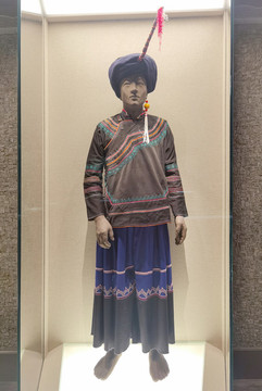 彝族繡花鑲邊男服