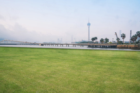 中國澳門的城市天際線和公園草坪