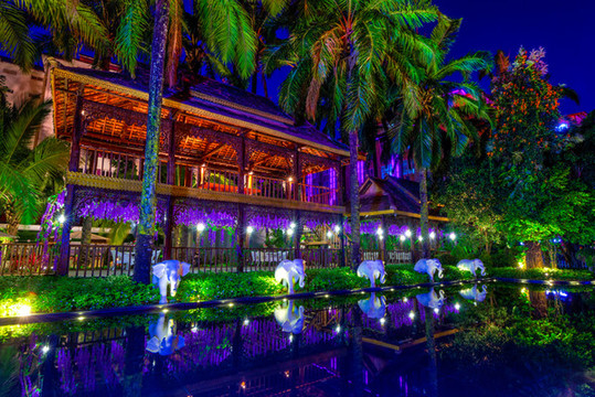 傣式竹樓夜景