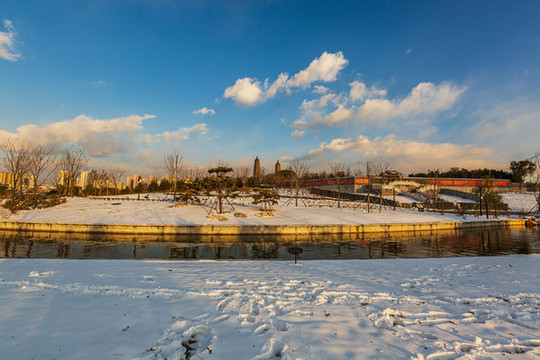 中國山西太原雙塔公園初雪風(fēng)光