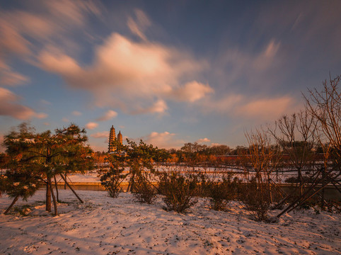中國(guó)山西太原雙塔公園初雪風(fēng)光