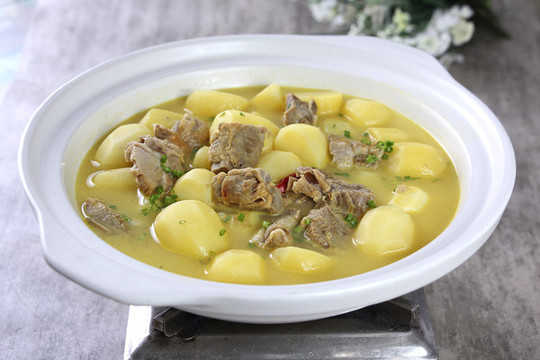 小土豆煨臘排