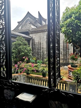 余蔭山房窗外