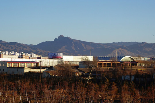 呼和浩特大青山山脈和城市建筑