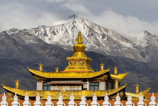 雅拉神山