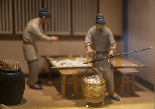 桑蠶養(yǎng)殖場景之稱繭