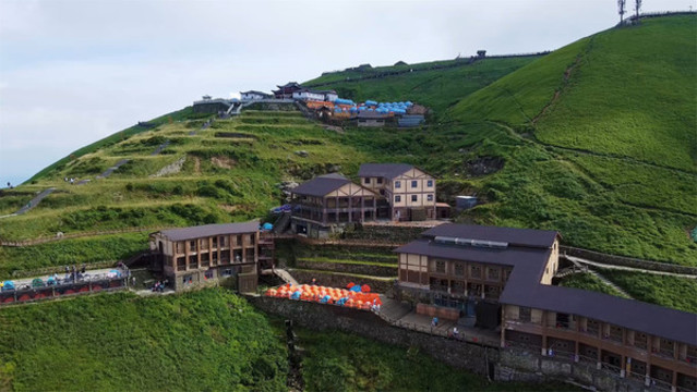 航拍江西武功山旅游風(fēng)景區(qū)風(fēng)光