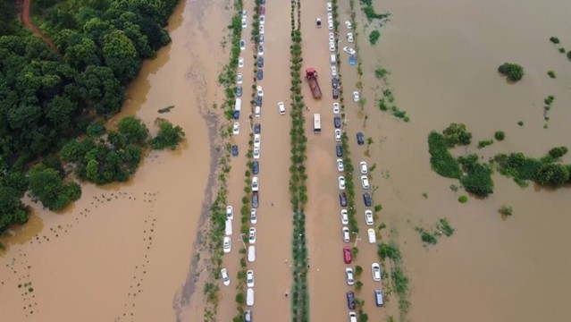 航拍大量車輛被洪水吞噬
