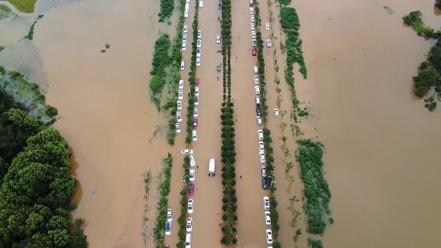 航拍大量車輛被洪水吞噬