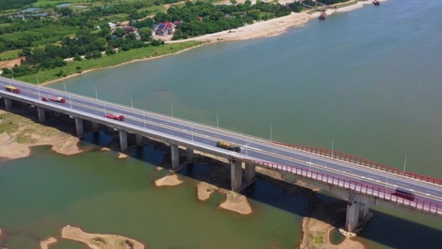 大橋上行駛的貨車