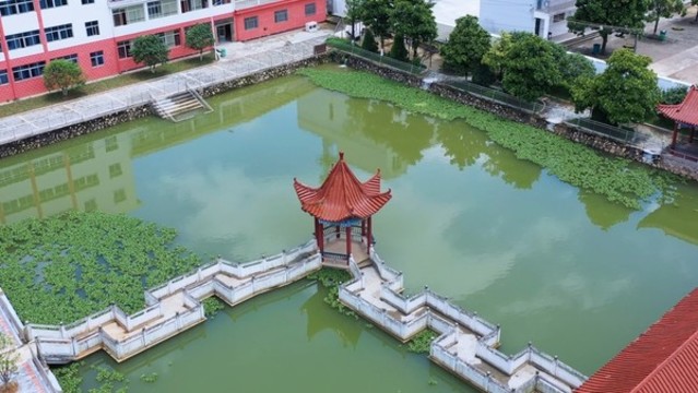 江西吉安鳳凰中學(xué)湖心亭