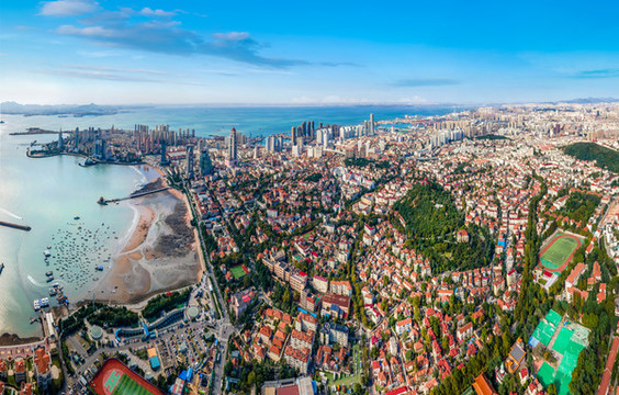 航拍青島城市海岸線建筑景觀全景