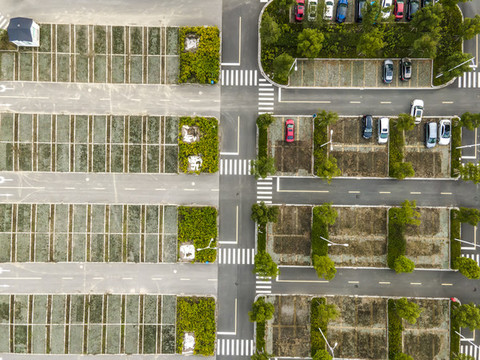 航拍城市露天停車場