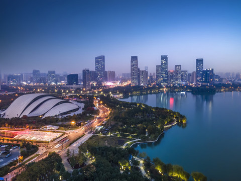航拍合肥天鵝湖溿現(xiàn)代建筑夜景