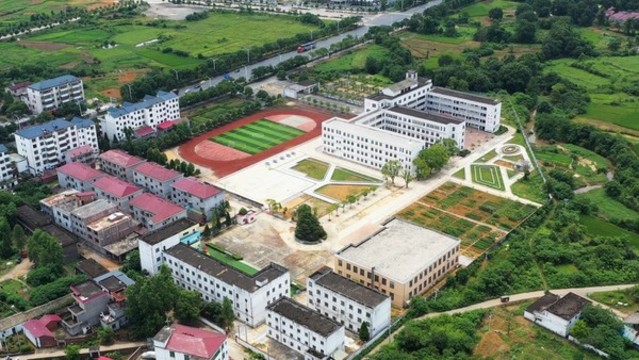 航拍江西吉安縣鳳凰鎮(zhèn)中心小學(xué)