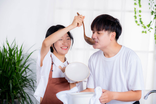 情侶在廚房甜蜜投喂