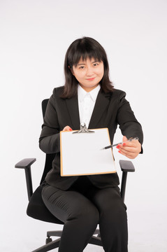 商務(wù)女性看文件做記錄