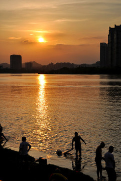 江邊夕陽(yáng)