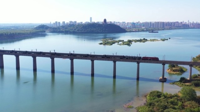 實(shí)拍在京九鐵路大橋上行駛的火車