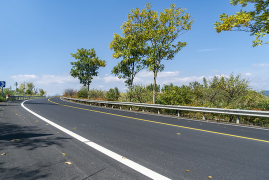 前進(jìn)的道路和自然風(fēng)光