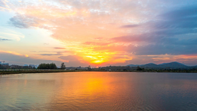 湖水晚霞風(fēng)景
