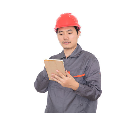 工人手拿ipad在使用