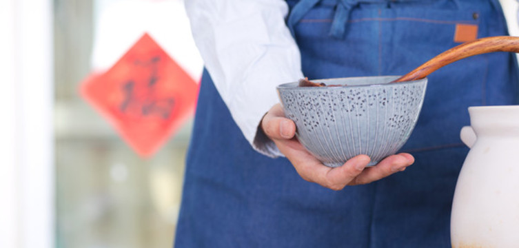 橫構(gòu)圖中國人把臘八粥盛到碗里