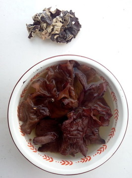 泡發(fā)木耳對比圖
