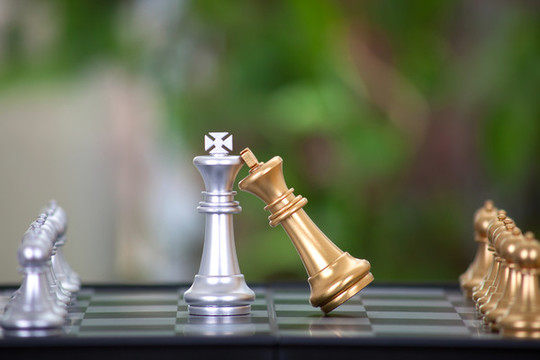 棋盤上雙方的王棋子在對(duì)決