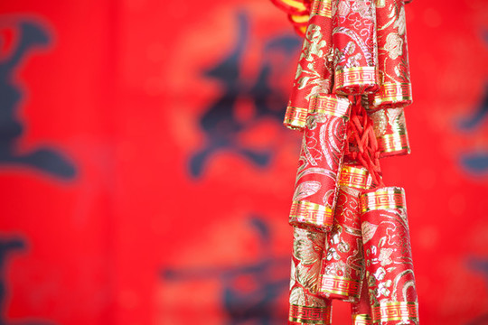 紅色背景前一串紅色的鞭炮掛件