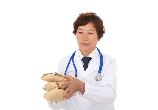女醫(yī)生手拿中藥給予患者