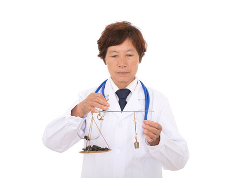 中醫(yī)大夫在稱藥配藥