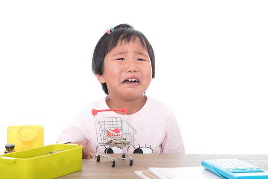 玩耍中的孩子心情不悅而大哭