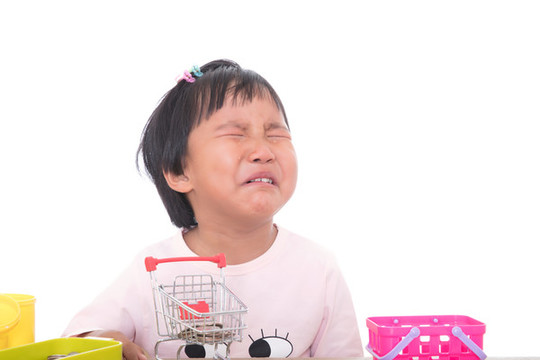 玩耍中的孩子心情不悅而大哭