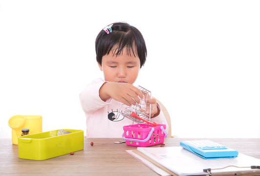 在桌子旁玩耍的中國(guó)小孩子