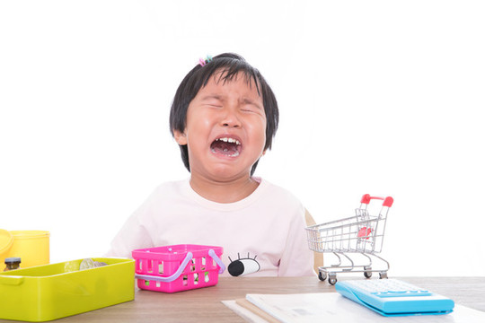 玩耍中的孩子心情不悅而大哭