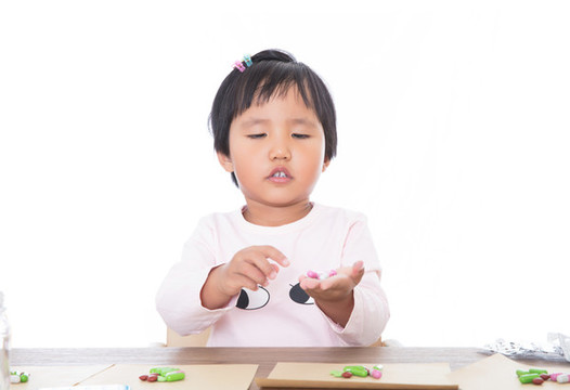 扮演醫(yī)生的小女孩在給患者配藥