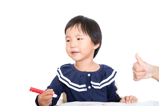 一個(gè)大拇指在向繪畫(huà)的孩子豎起