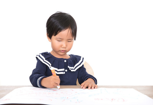 可愛的黃皮膚小孩子在練習繪畫