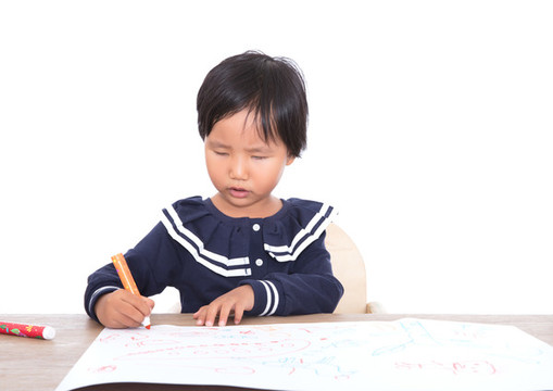 可愛的黃皮膚小孩子在練習繪畫