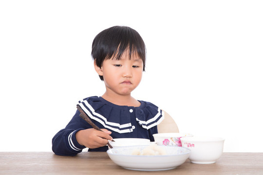 正在吃飯中的中國(guó)三歲小女孩